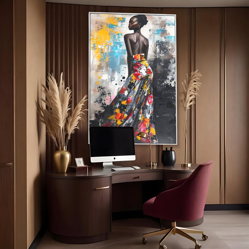 Tablou canvas cu tablou canvas cu portret de femeie, in rama de aluminiu argintiu, pe perete intr-un birou